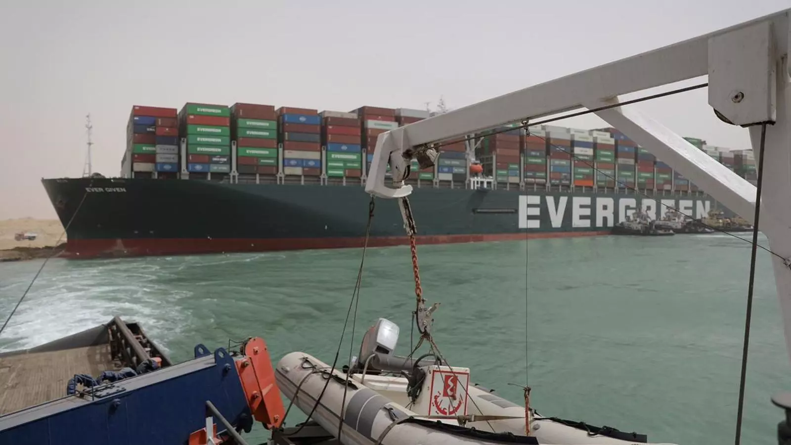 El vaixell 'Ever Given', encallat al canal de Suez