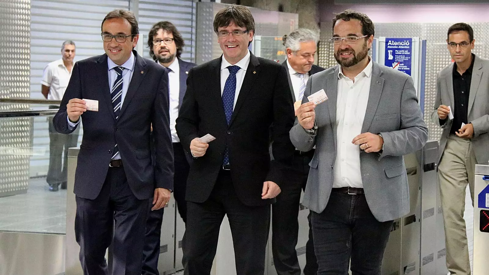 El conseller de Territori, Josep Rull; el president de la Generalitat, Carles Puigdemont; i l'alcalde de Sabadell, Juli Fernández, durant la inauguració de les noves estacions de FGC