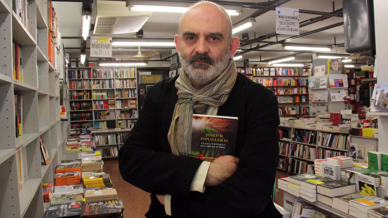 L'escriptor Josep Maria Fonalleras mostrant el seu nou llibre, que ja es pot trobar a les llibreries / ACN