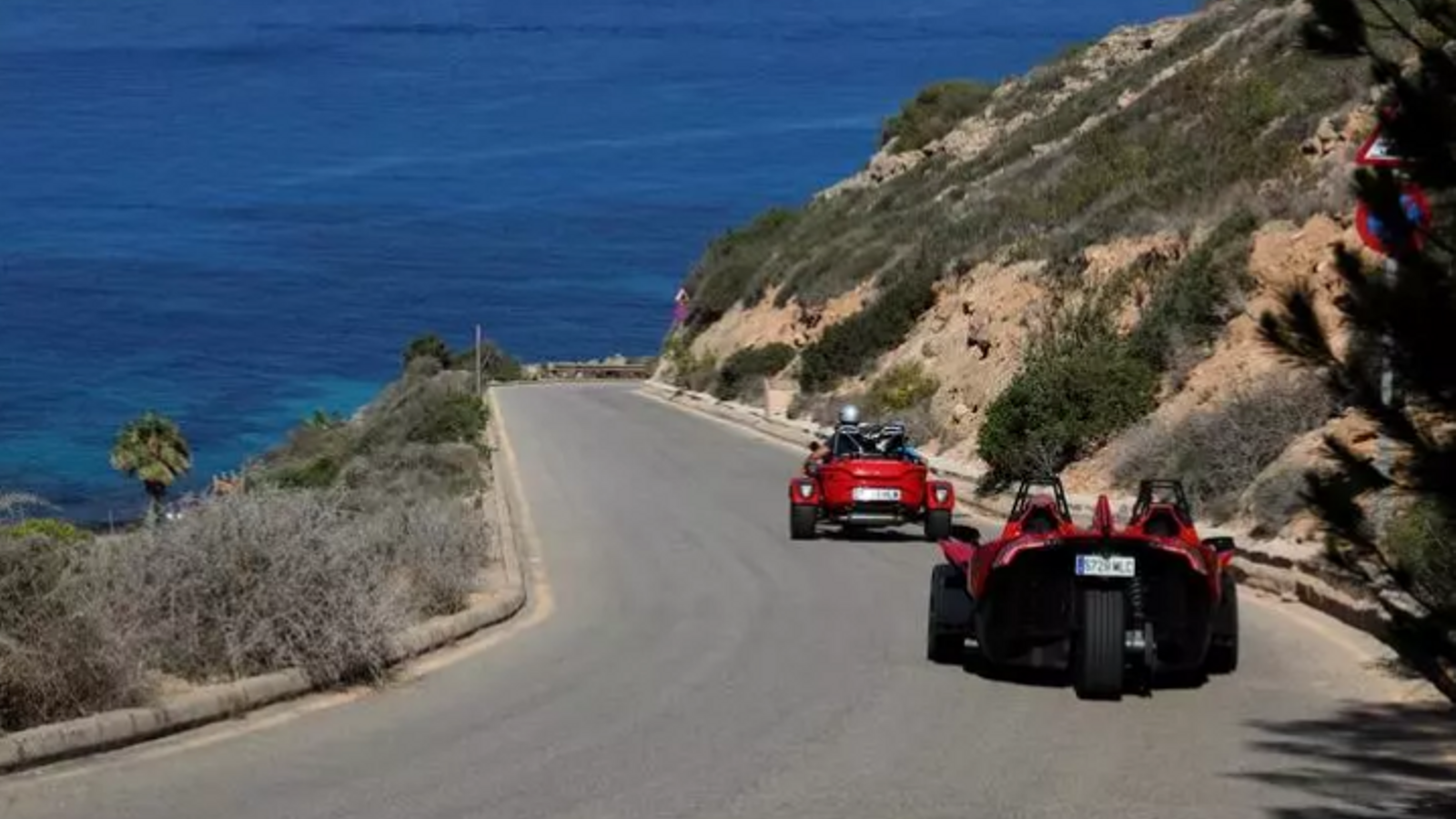 Buggies circulando frente al mar en Mallorca.