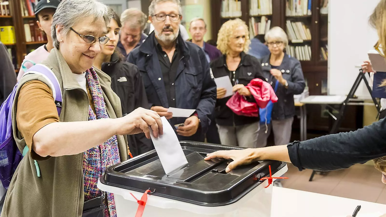 Una dona participant en el referèndum de l’1 d’octubre, al col·legi electoral de l’Institut Josep Serrat i Bonastre, a Barcelona.