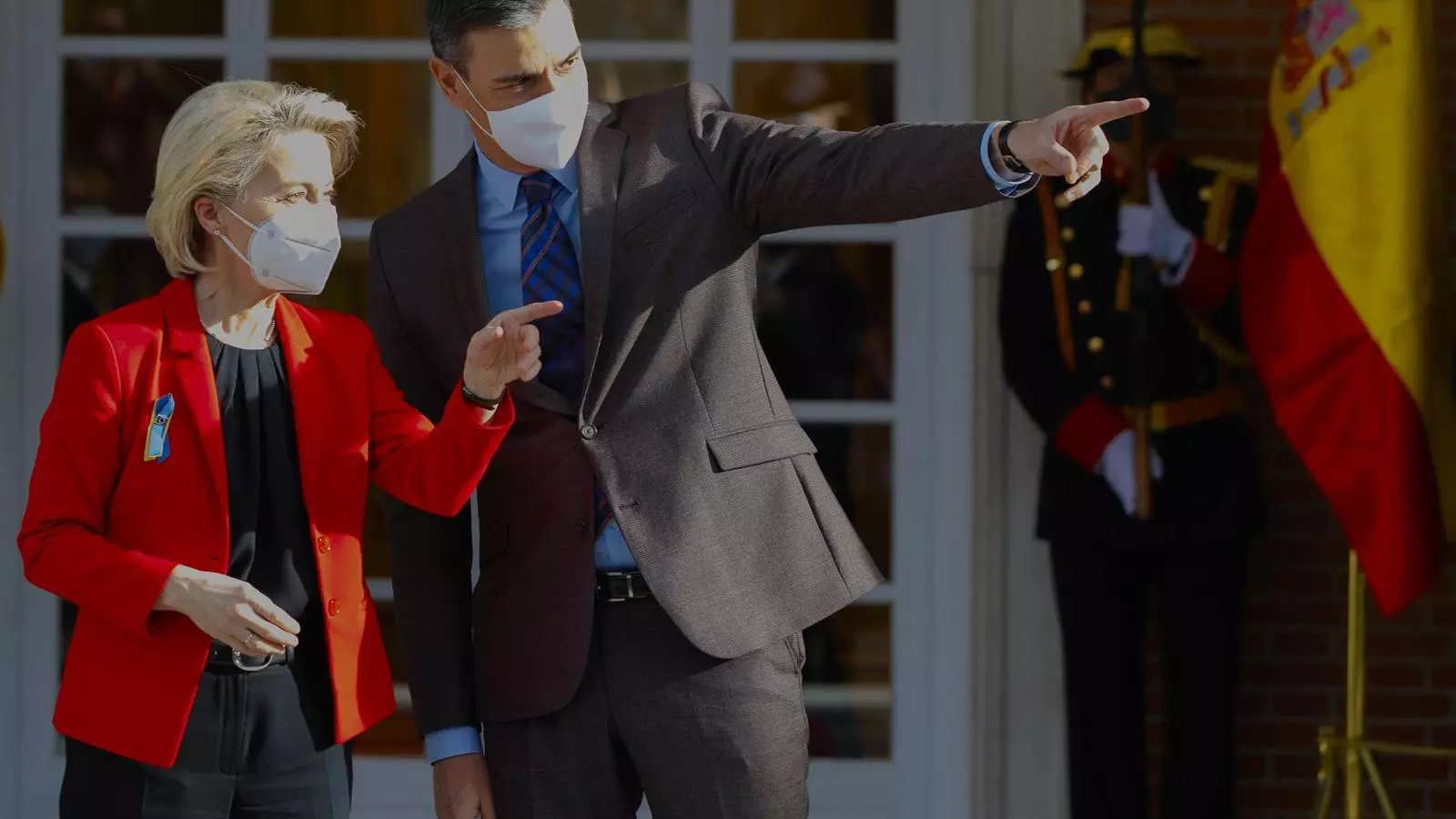 La presidenta de la Comisión Europea, Ursula Von der Leyen, y el presidente español, Pedro Sánchez, a la Moncloa