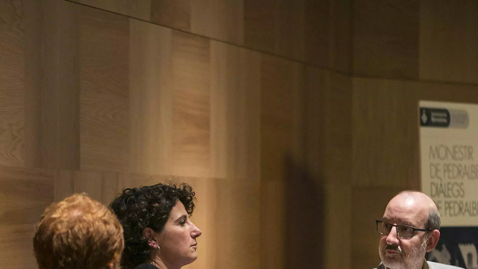 Marina Garcés, al centre, ahir al vespre a l’auditori del monestir de Pedralbes, flanquejada pel també filòsof Daniel Gamper i per Antoni Bassas.