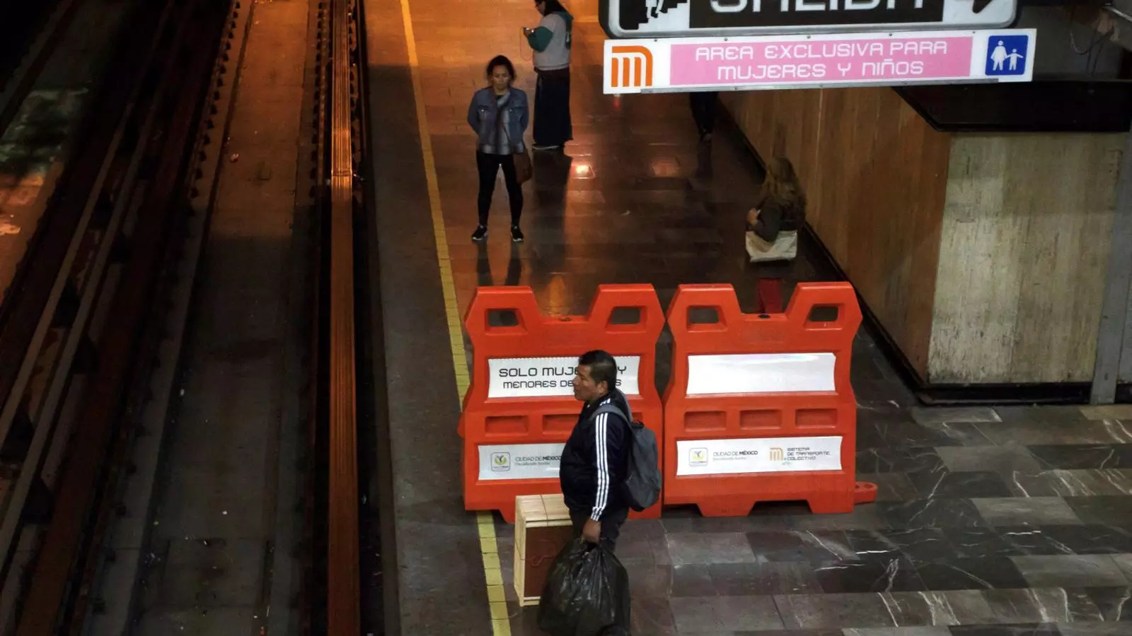 Una andana Al metro de Ciutat de Mèxic. Una tanca separa la zona reservada per a les dones i els menors de la dels homes.