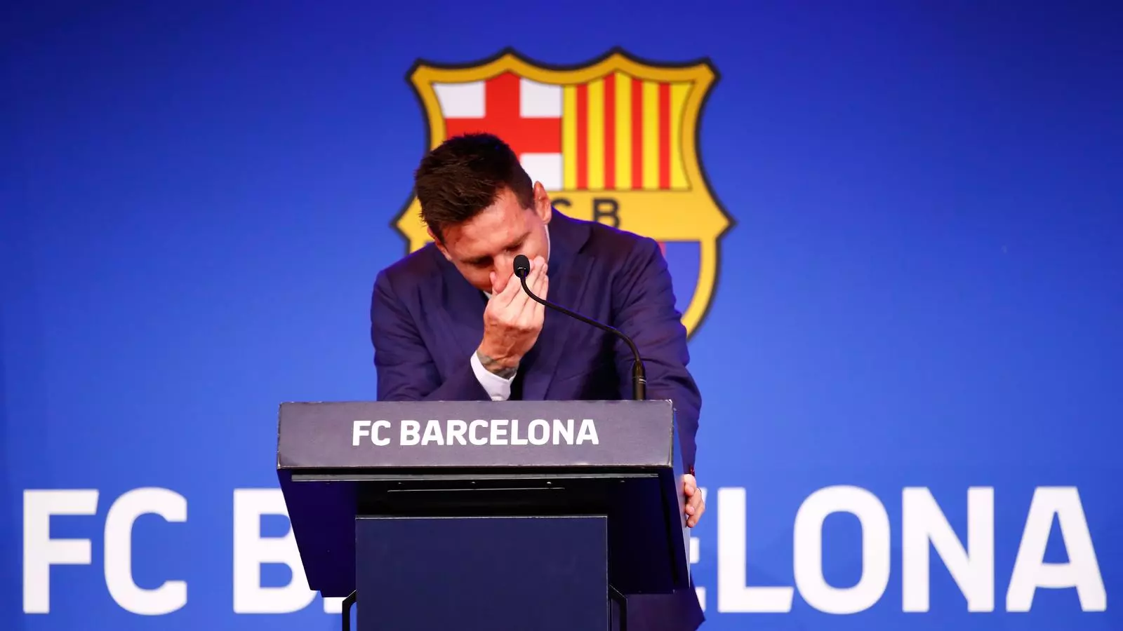 Leo Messi, llorando, en la rueda de prensa de despedida del Barça