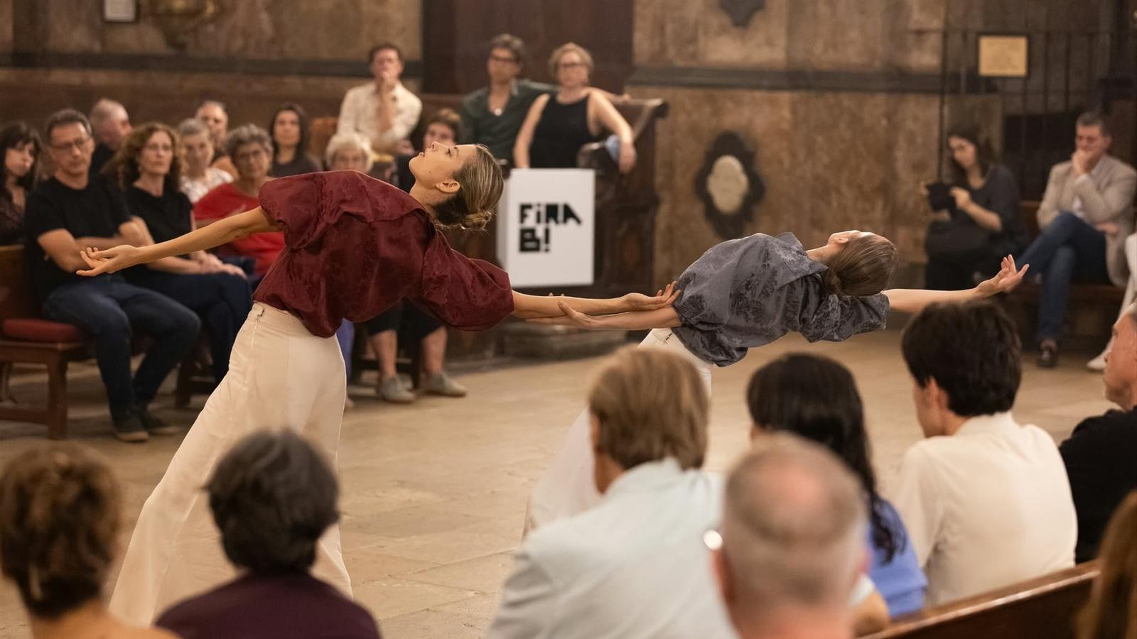 Dos bailarinas en un espectáculo de danza durante la Fira B! 2026.