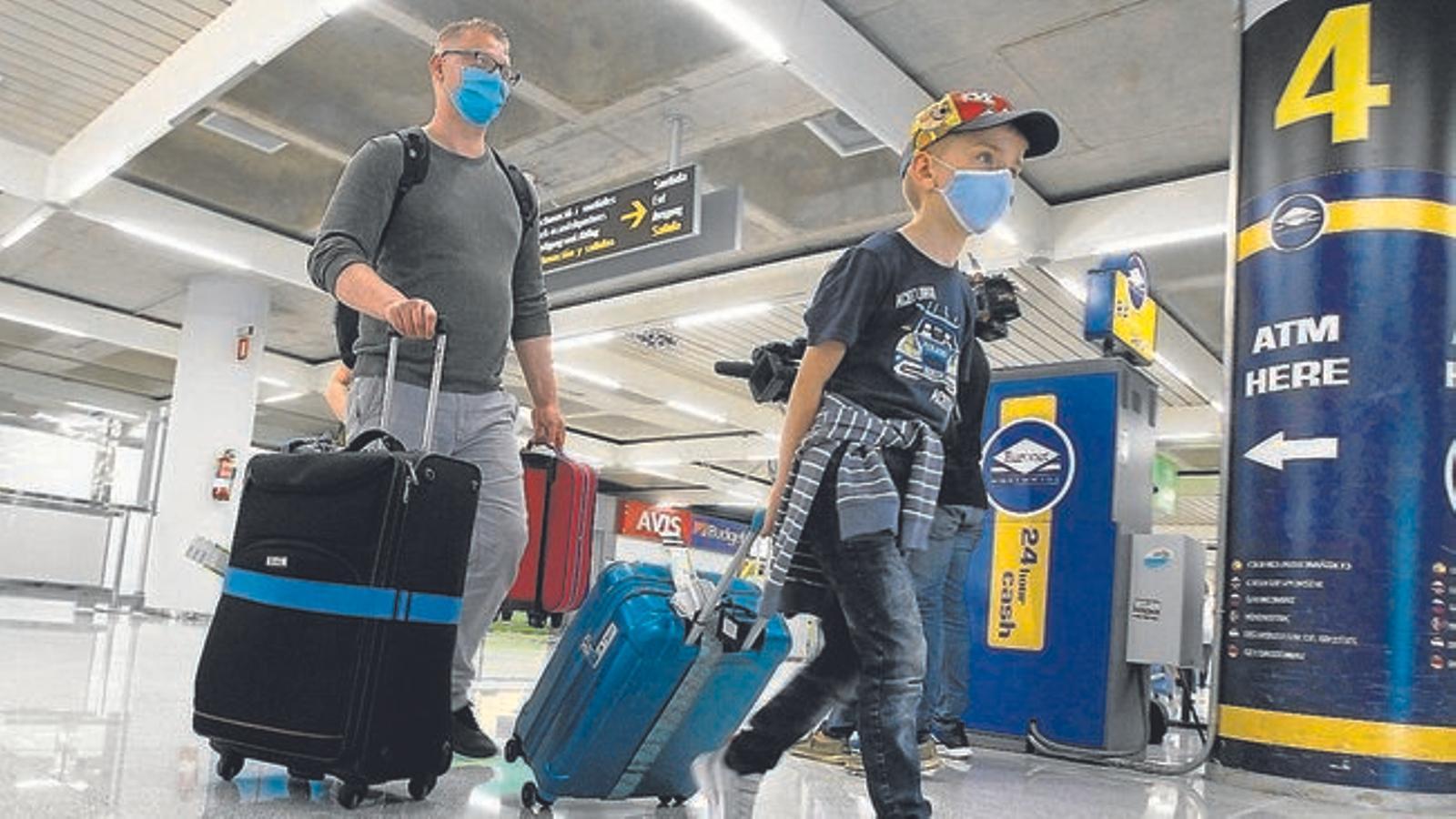 Turistes a l'aeroport de Palma.