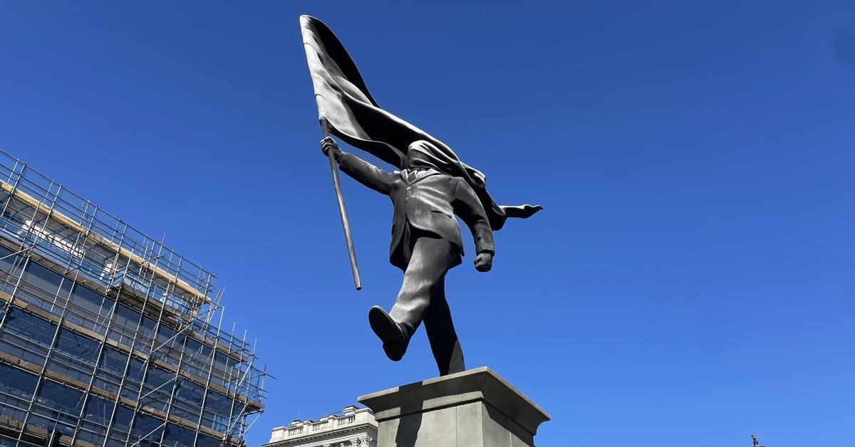 L'obra està situada a Waterloo Place, a prop del monument als caiguts en la Guerra de Crimea i de l'estàtua en honor d'Eduard VII
