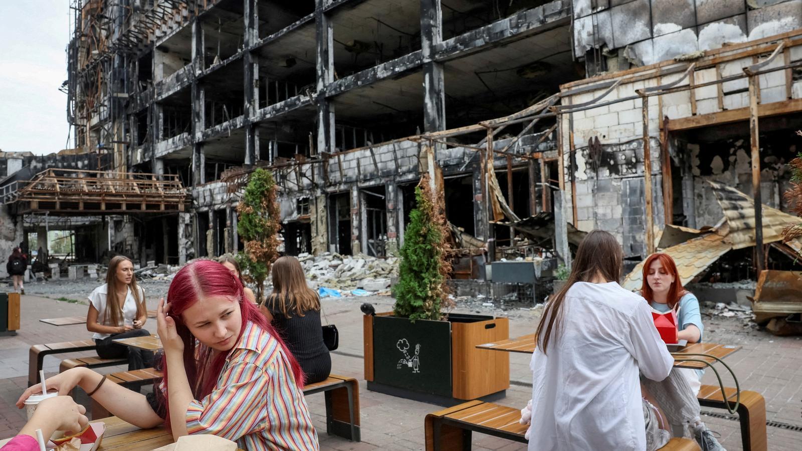Ucranianos en un restaurante McDonald's situado en una zona de Kiev afectada por numerosos ataques con misiles, este martes.