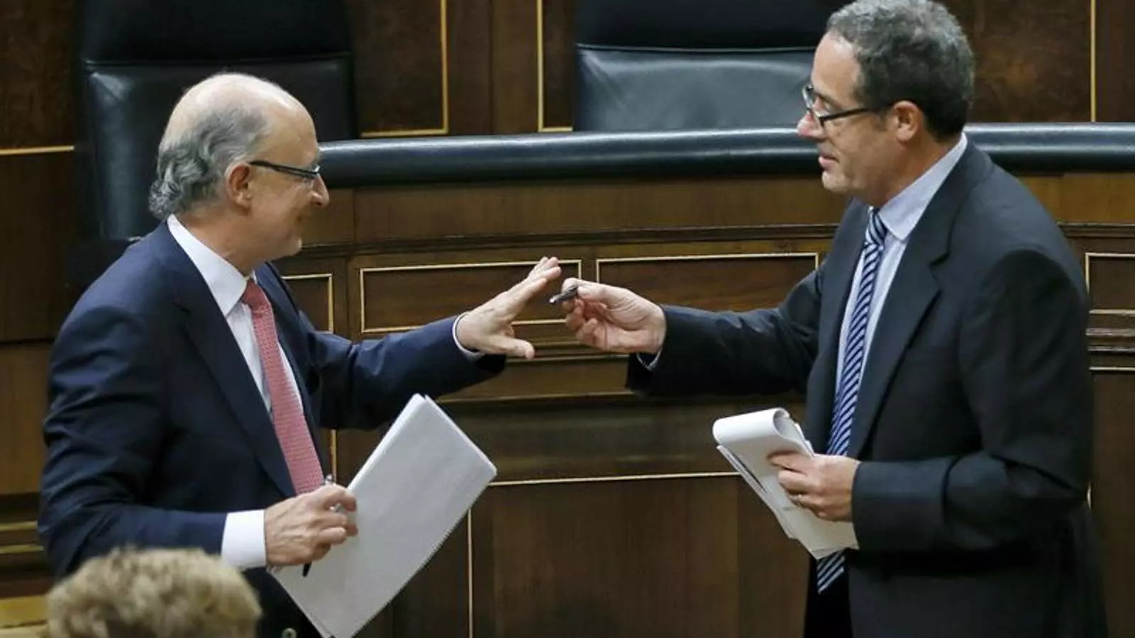 El ministre d'Hisenda, Cristóbal Montoro, i el número dos de CiU al Congrés, Pere Macias, durant el debat dels pressupostos generals de l'Estat pel 2015 a al cambra baixa. EFE