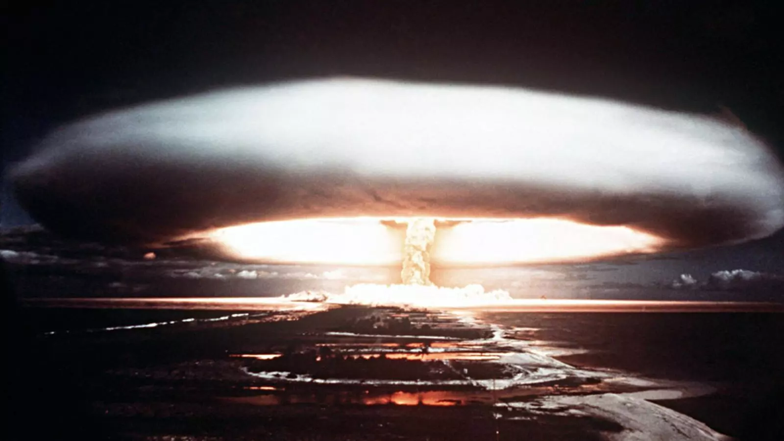 Bomba nuclear llençada per França a l' atoló de Mururoa, al Pacífic, el 1971/ AFP