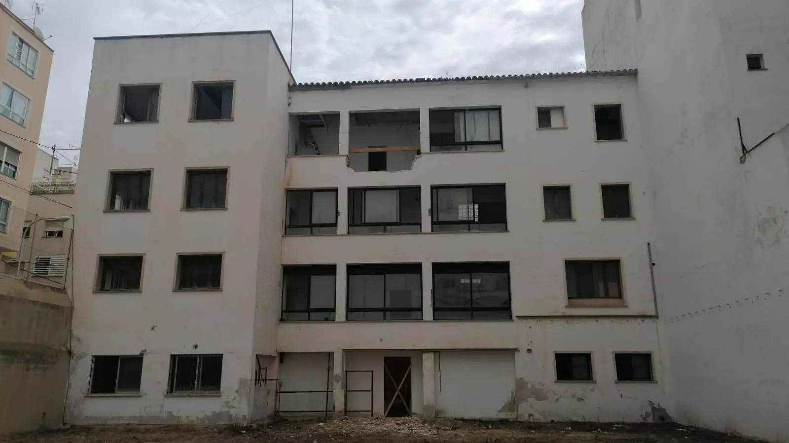 L'edifici en desús de Palma que s'esbucarà i a partir del qual es farà un bloc de pisos per a lloguer social.