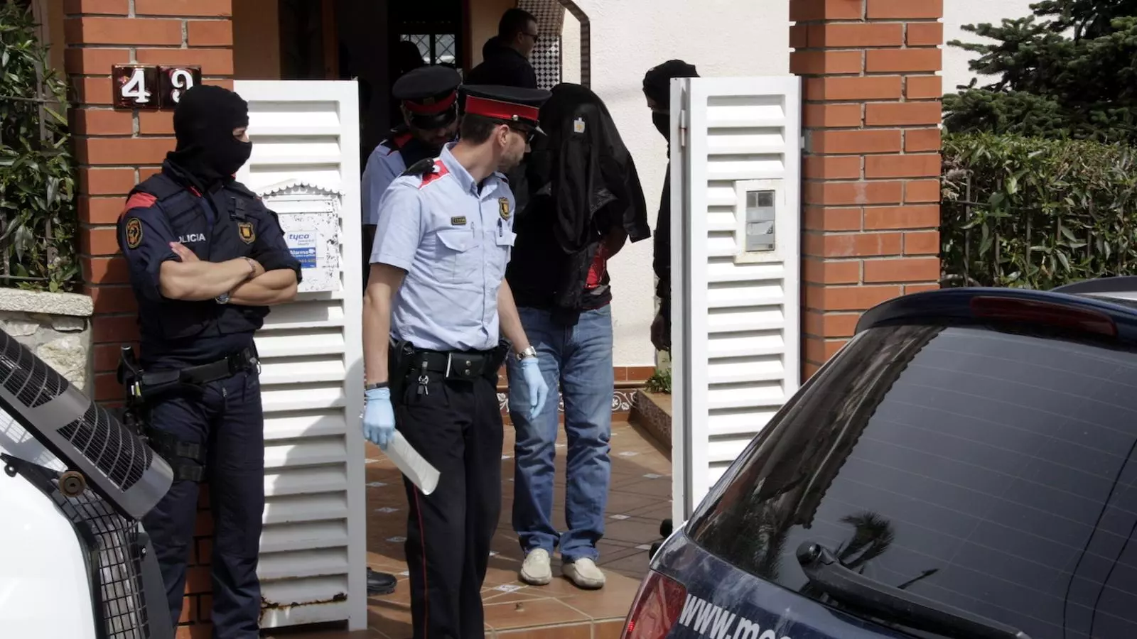 Un detingut sortint de la casa de la urbanització Roquetes de Sant Pere de Ribes aquest dijous 16 de juny, en l'operació antidroga dels Mossos d'Esquadra
