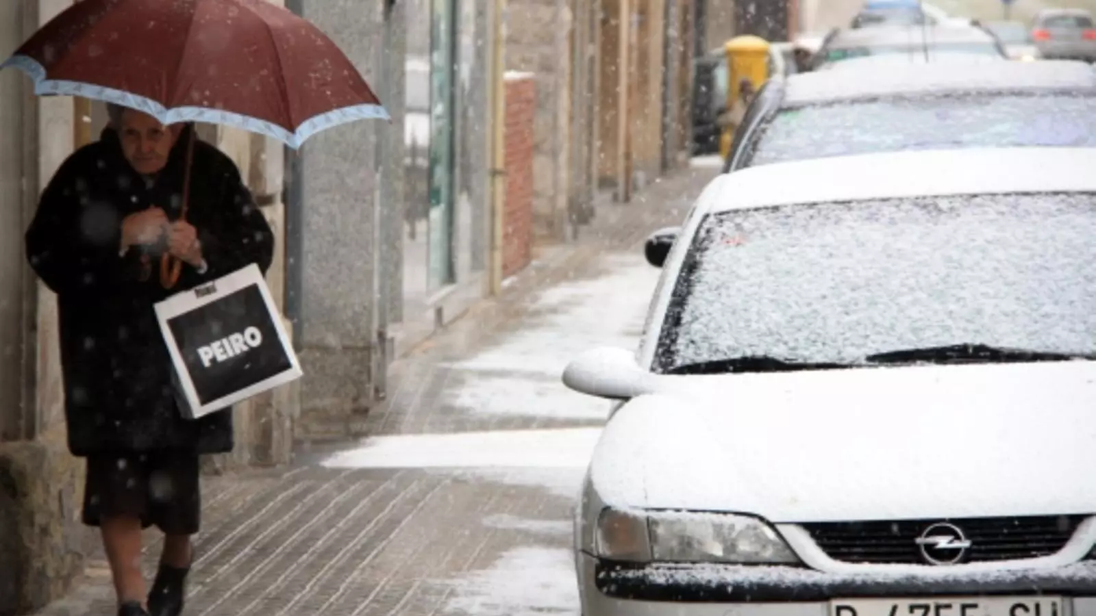 La neu ha enfarinat Manresa a primera hora d'aquest diumenge a la tarda