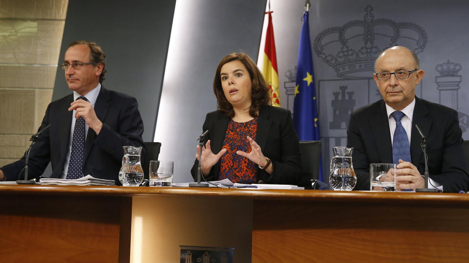 Alfonso Alonso, Soraya Sáenz de Santamaría i Cristóbal Montoro, avui en la roda de premsa posterior al consell de ministres / EFE