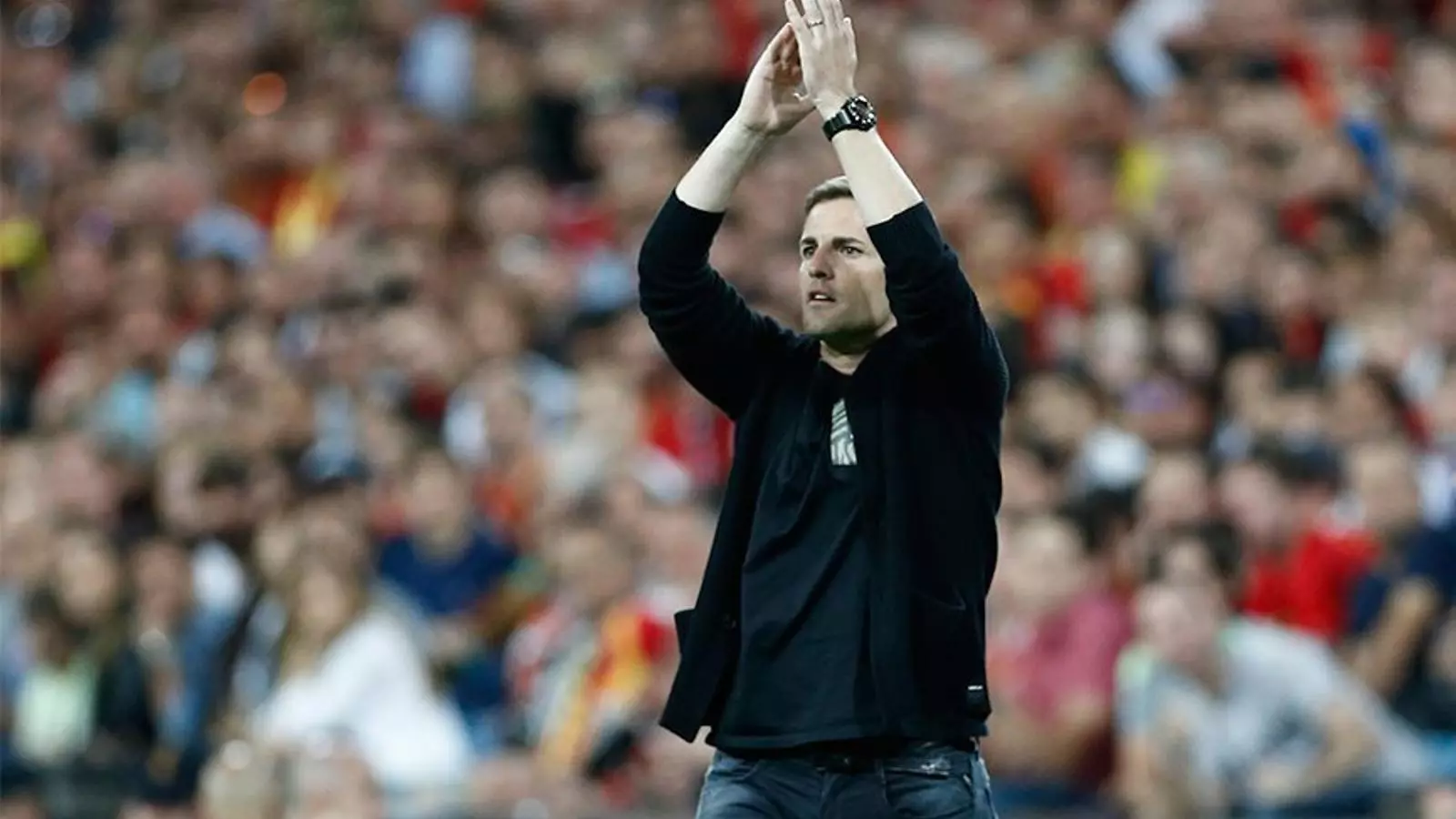 El seleccionador Robert Moreno durant un partit amb Espanya