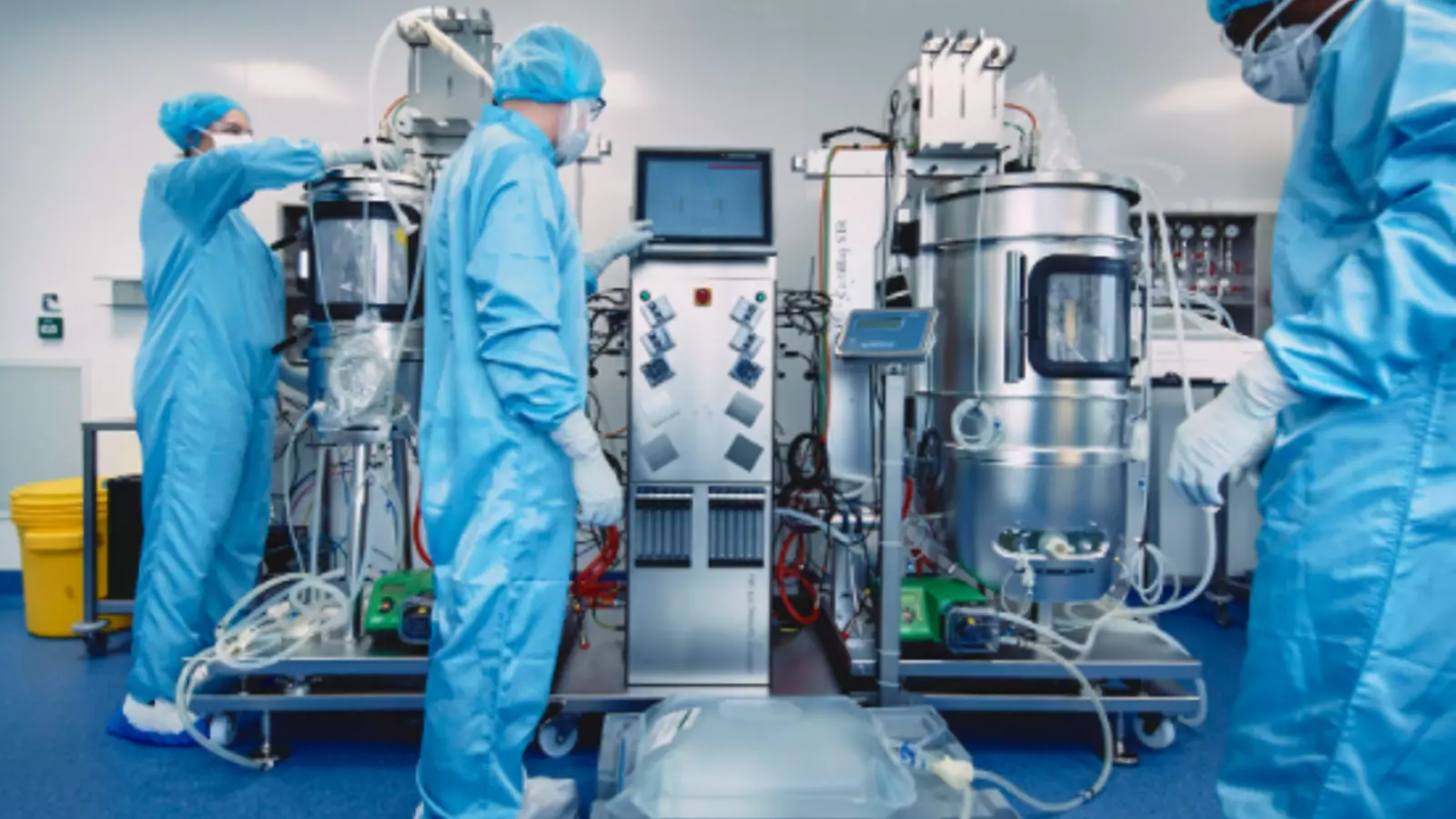 Tecnics dels laboratoris d'Oxford Biomedical, on s'està ja fabricant la vacuna d'AstraZeneca
