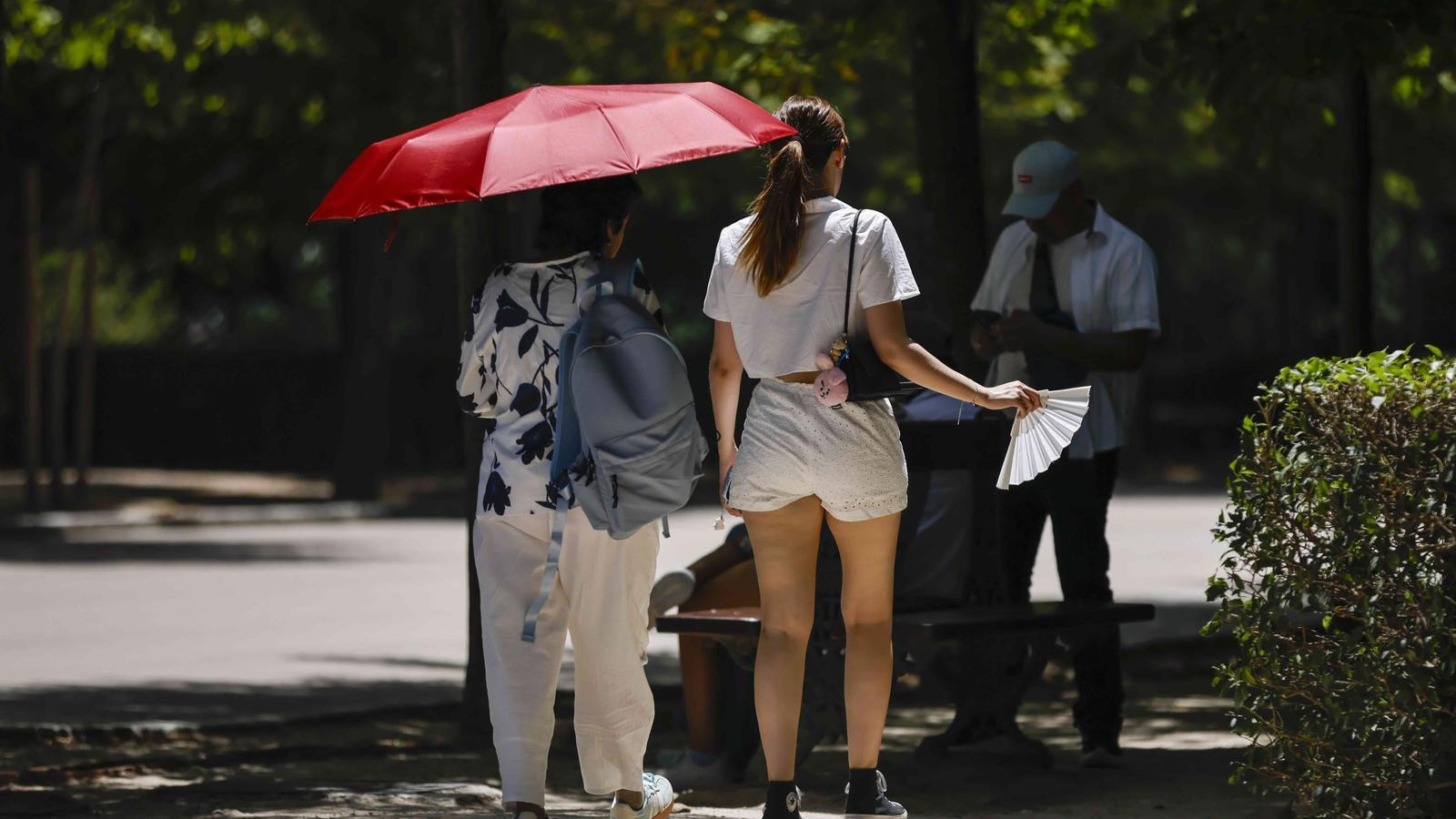 Dos mujeres pasean por el parque del Retiro de Madrid, el 23 de junio de 2026.