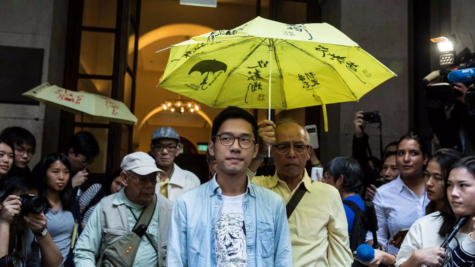 Nathan Law, sota un paraigua groc, símbol de la revolta pro democràcia, en una imatge del 2017
