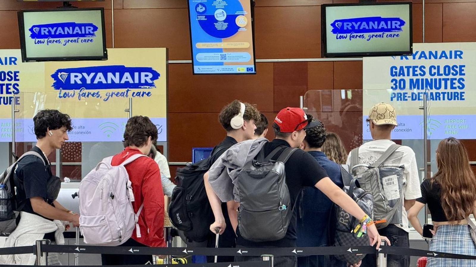 Queues at Ryanair counters at El Prat Airport during the first day of the strike.