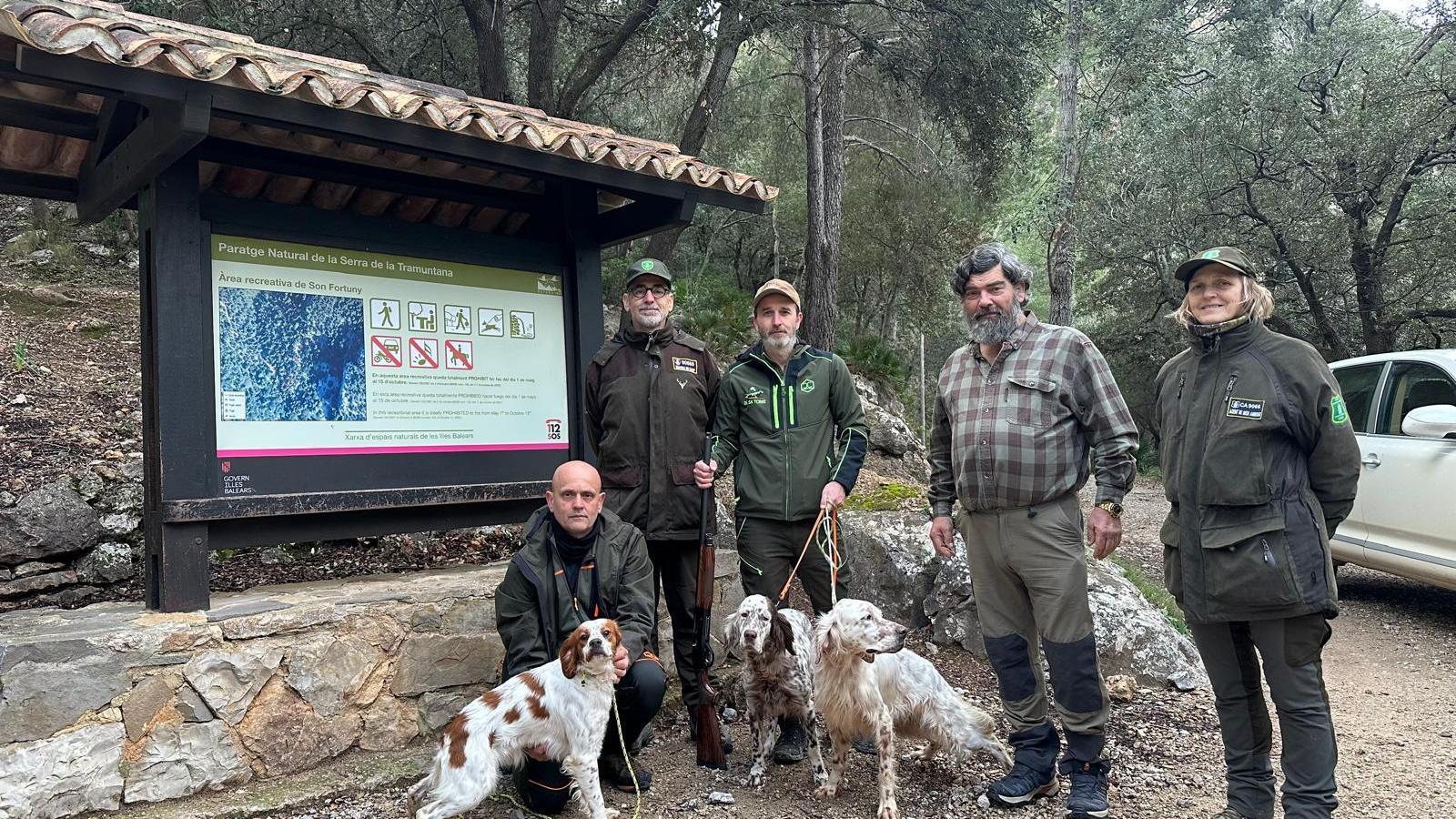 Pedro Bestard con cazadores en la finca pública de Tossals Verds.