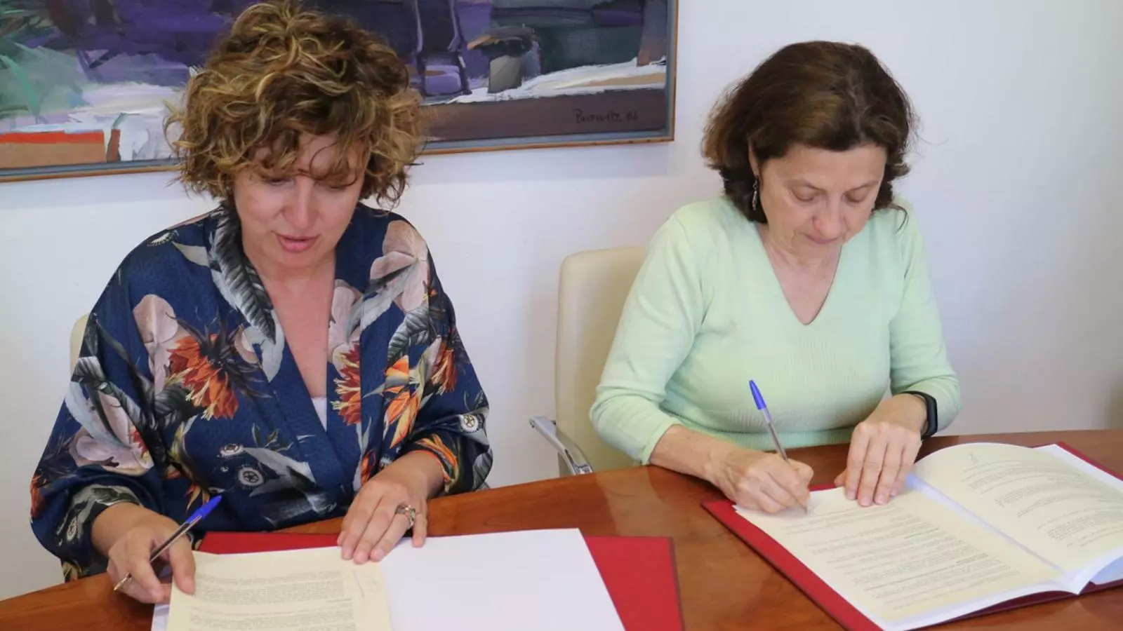 La batlessa, Xisca Mora, i la consellera Fina Santiago signant el conveni.