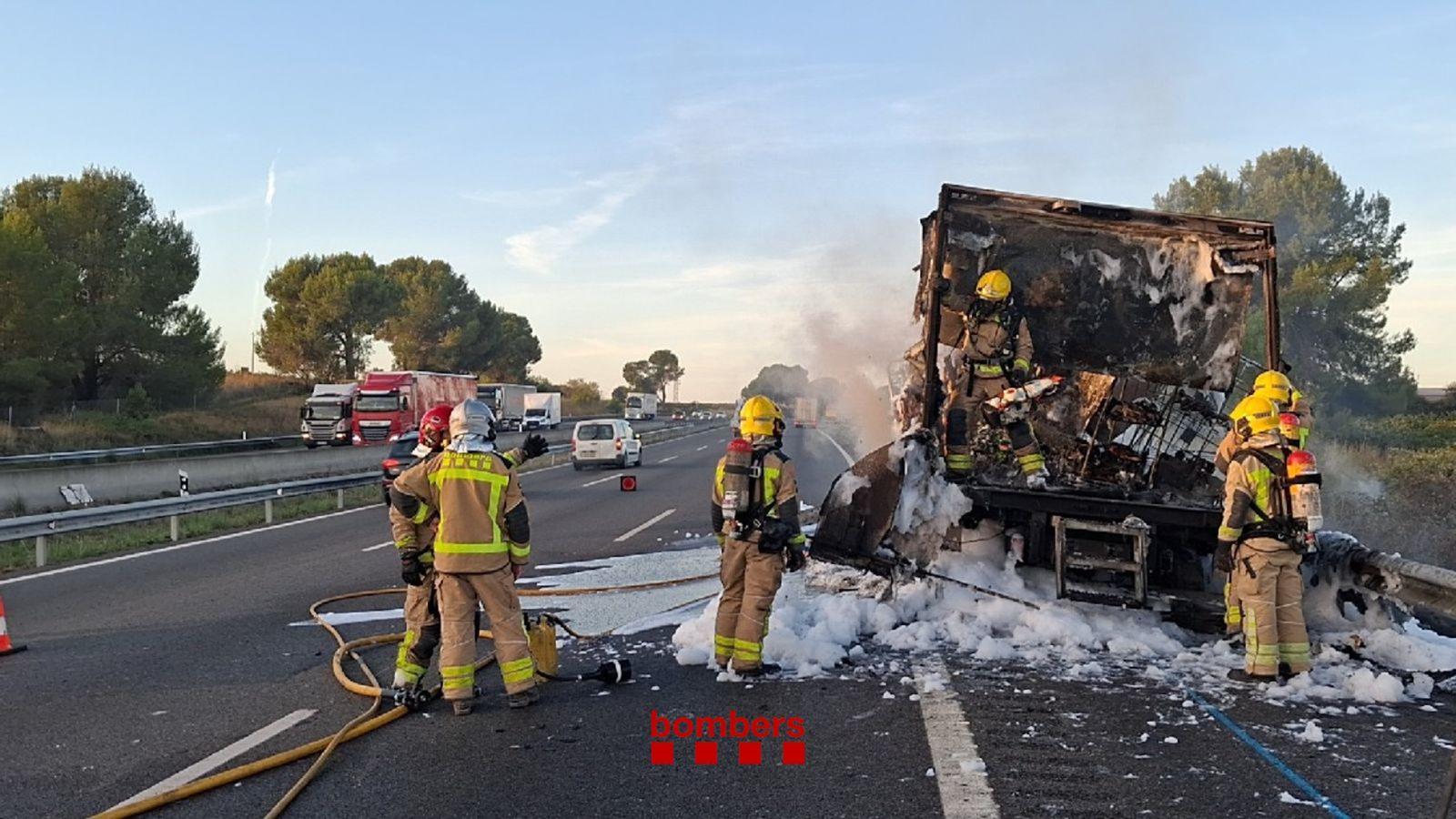 The firefighters working on the fire of a truck on the AP-7 in Avinyonet del Penedès.