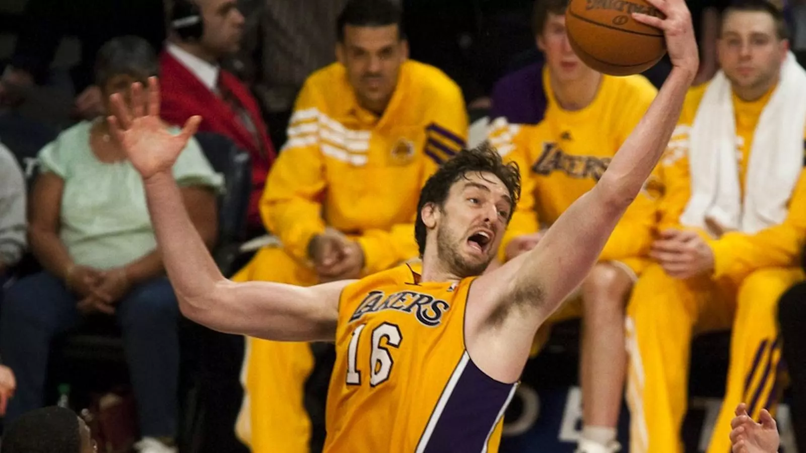 Pau Gasol agafa un rebot