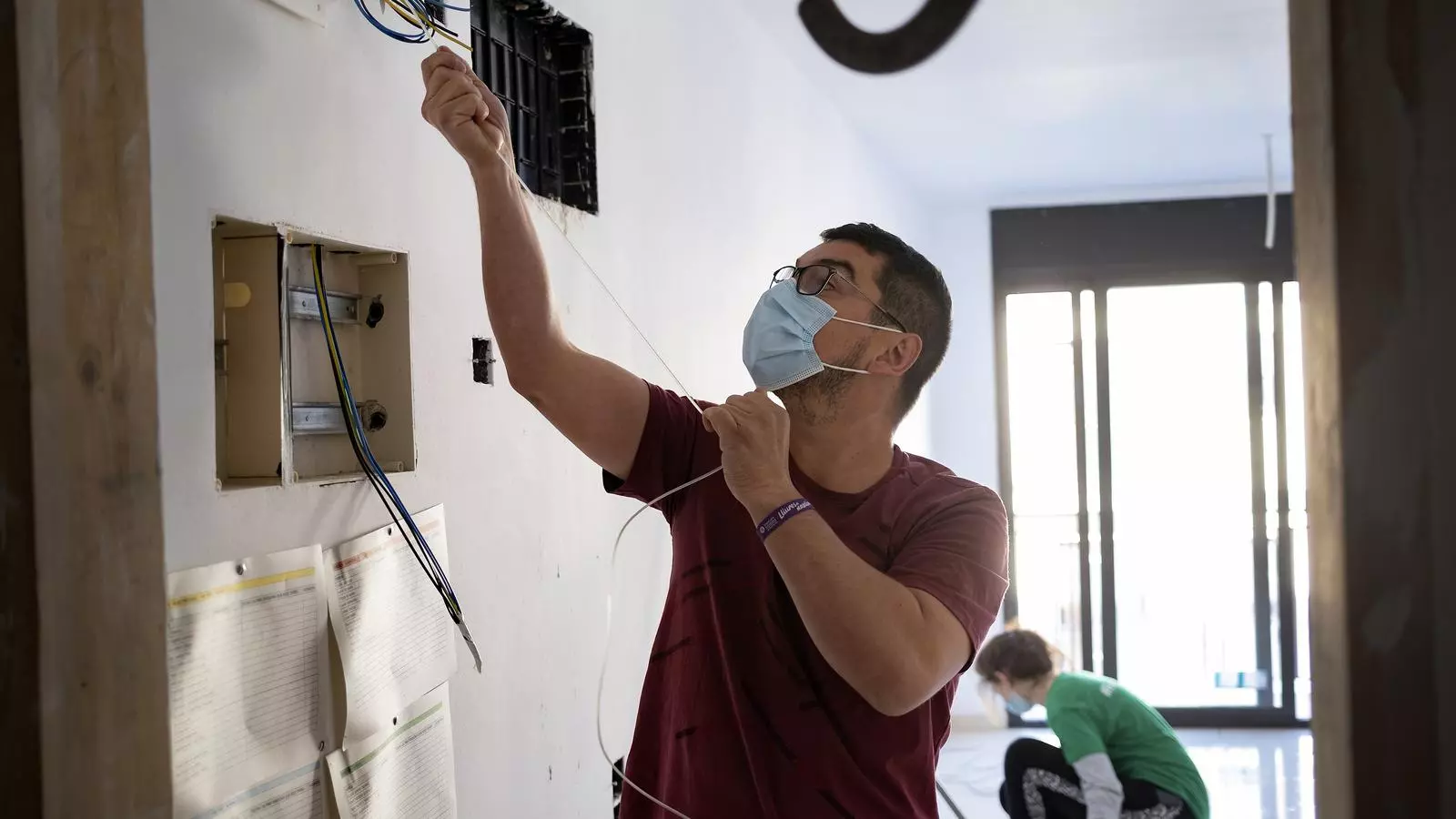Veïns de Sant Antoni de Vilamajor arreglen la instal·lació elèctrica i netegen un dels pisos