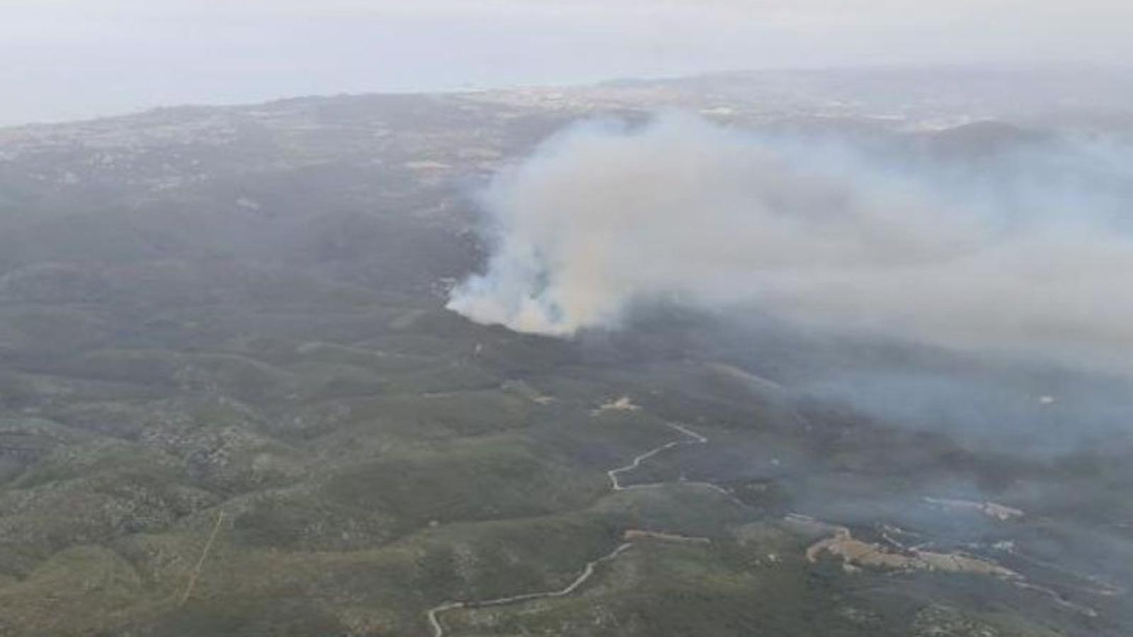 La columna de fum de l'incendi de Sant Pere de Ribes.