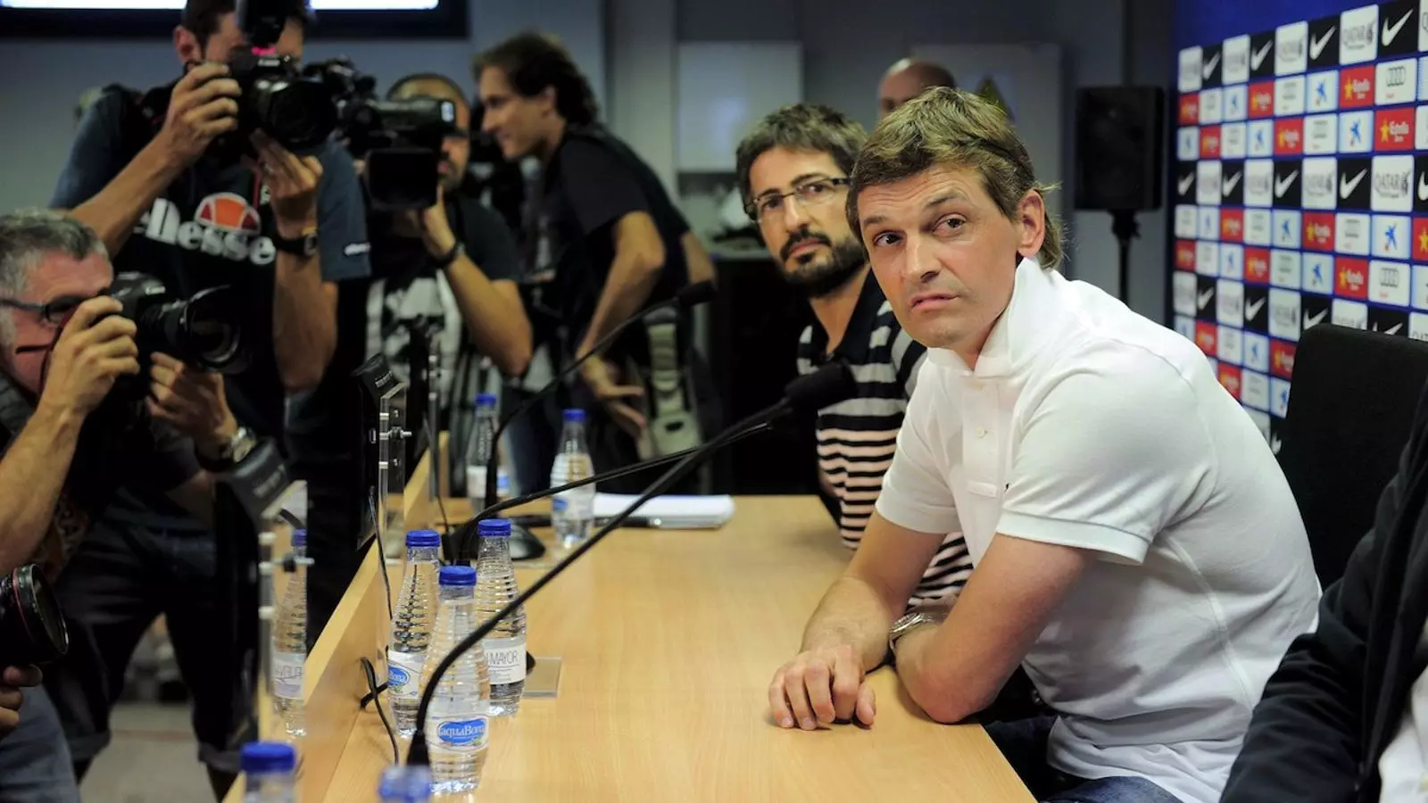 Tito Vilanova, abans de començar la roda de premsa per explicar el projecte de la temporada 2013-2014 / AFP