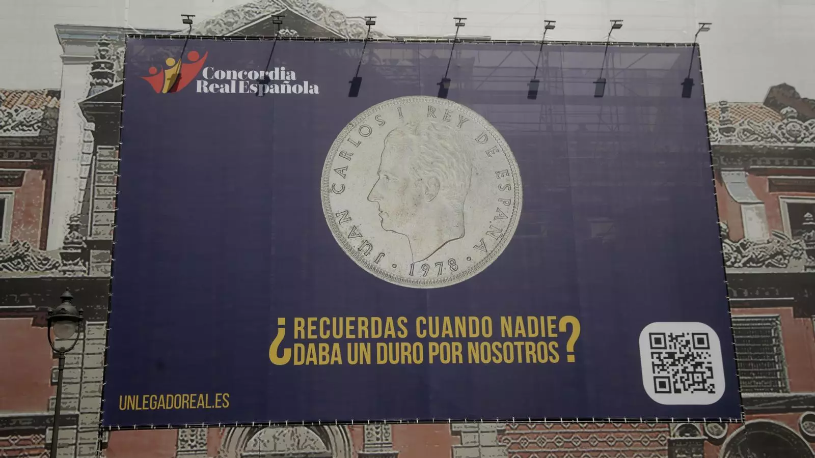Primer pla de la pancarta de Concordia Real Española en suport al rei emèrit