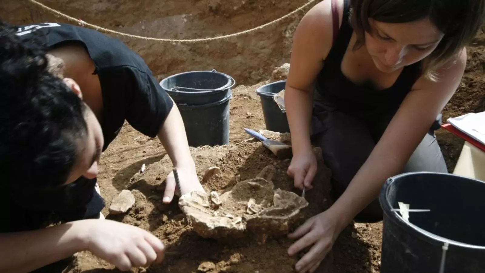 L'excavació on han estat identificades les restes òssies.
