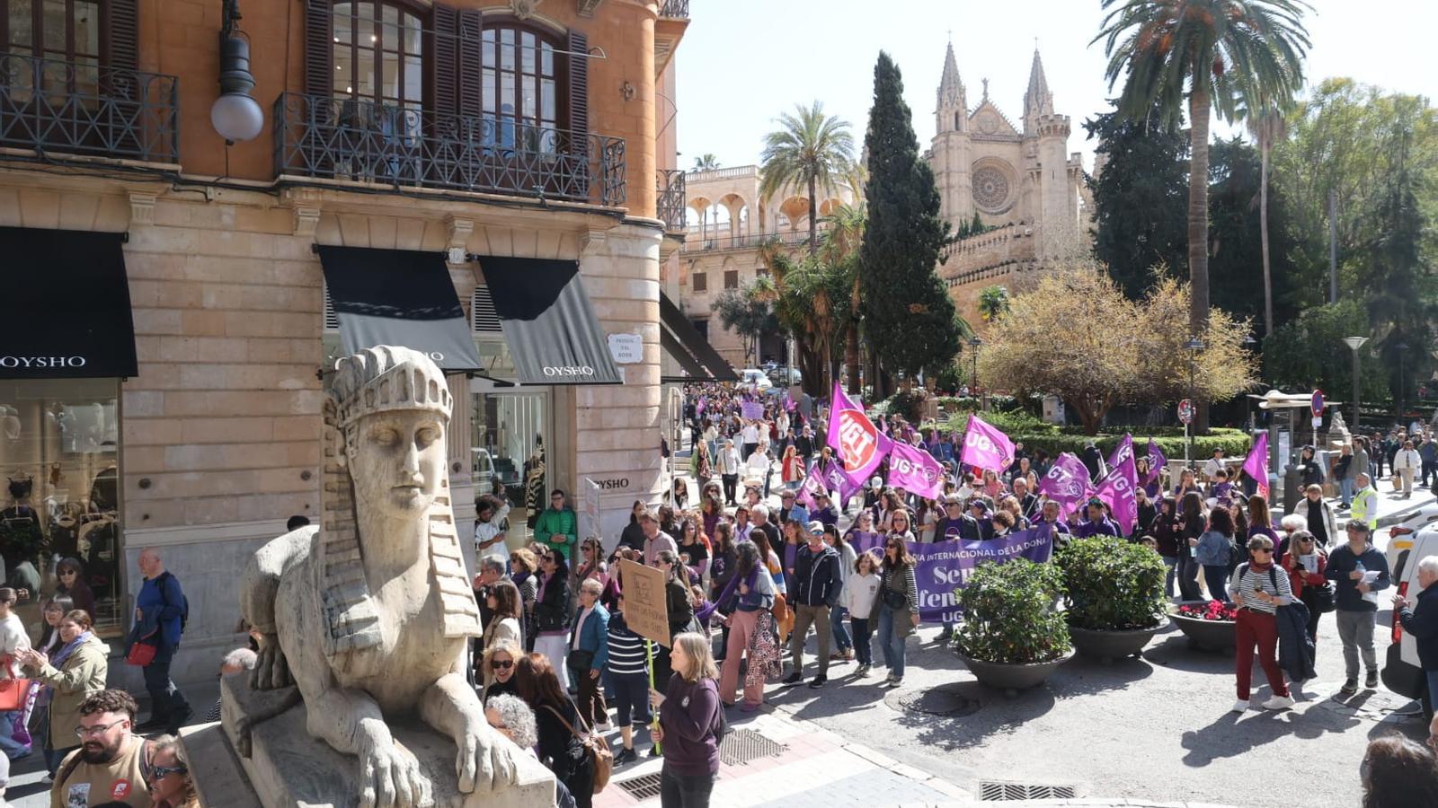 Manifestantes llegando este domingo 8 de marzo al paseo del Born de Palma.