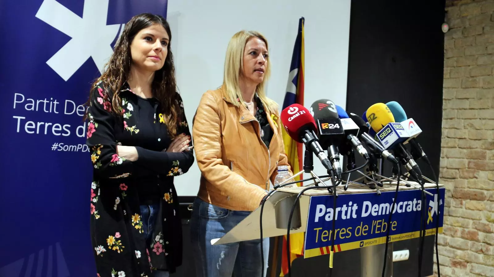Annabel Marcos, a la dreta, amb la diputada i presidenta del PDECat a l'Ebre, Mònica Sales