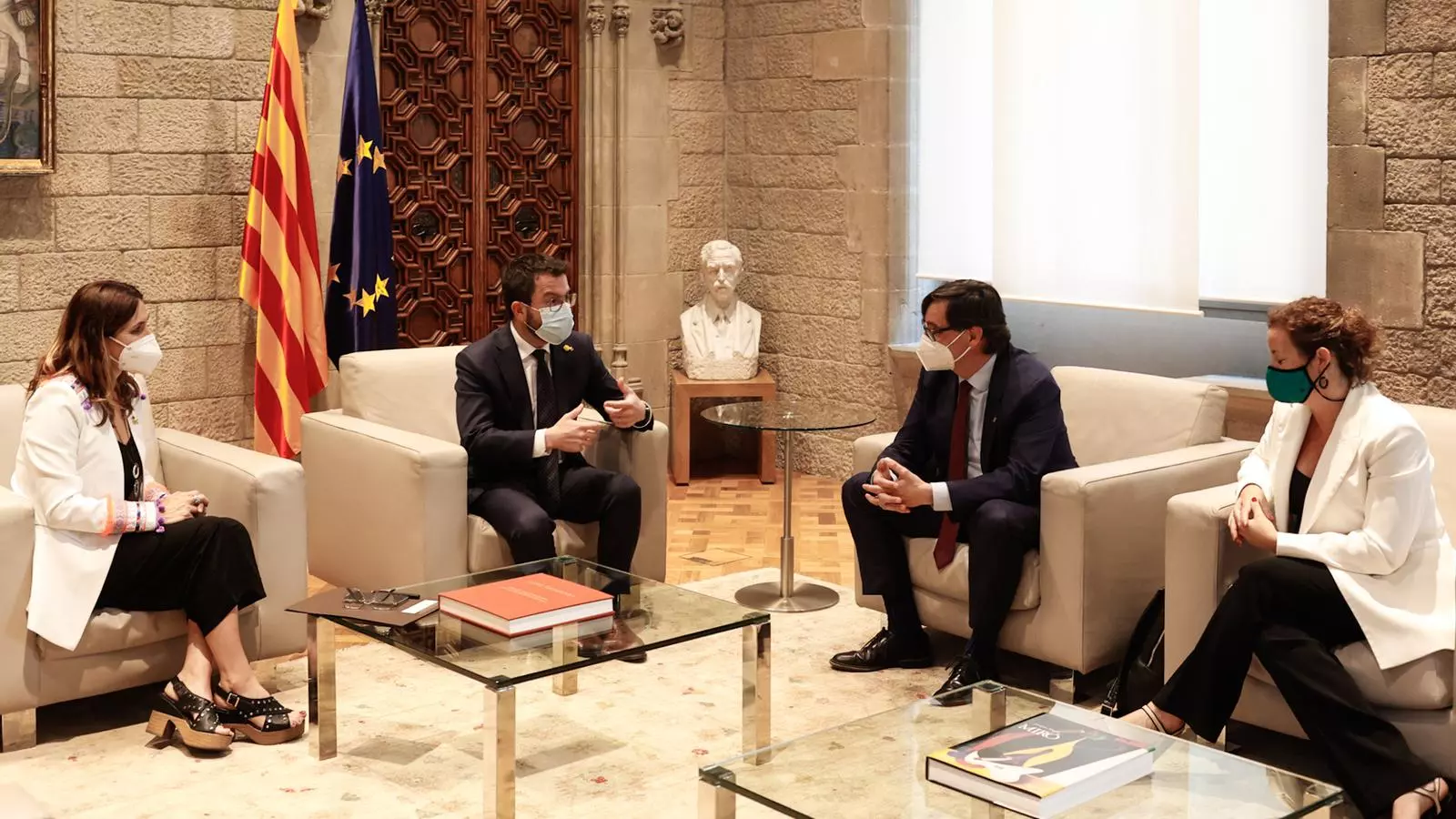 Aragonès conversant amb Illa, al costat de Vilagrà i Romero
