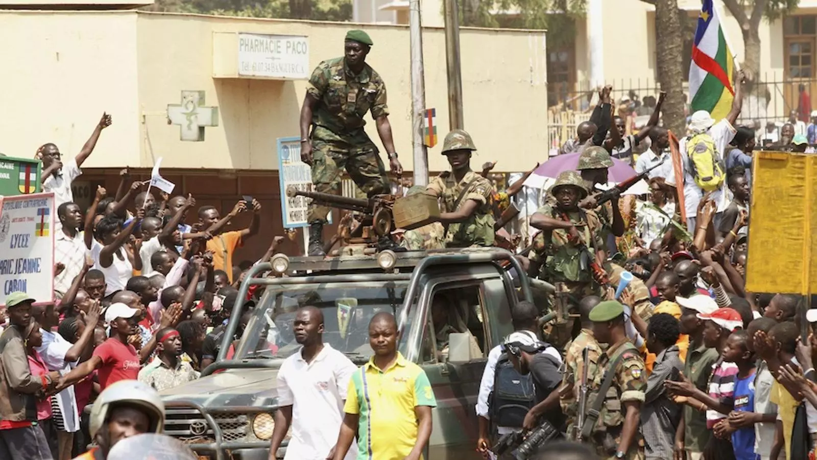 Manifestació de suport a l'exèrcit de Bozizé dijous a Bangui. REUTERS