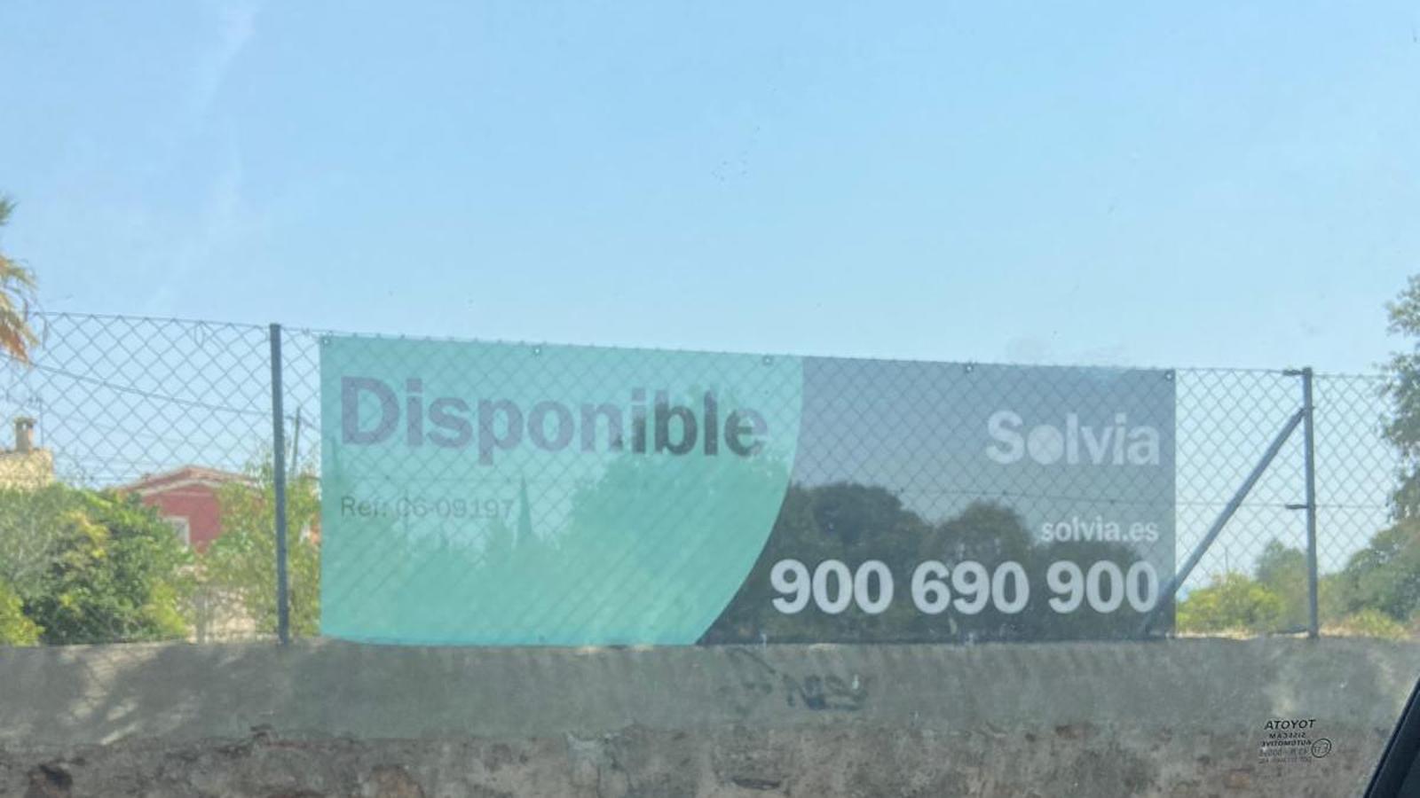 Valla publicitaria en el solar de Can Pesquet.
