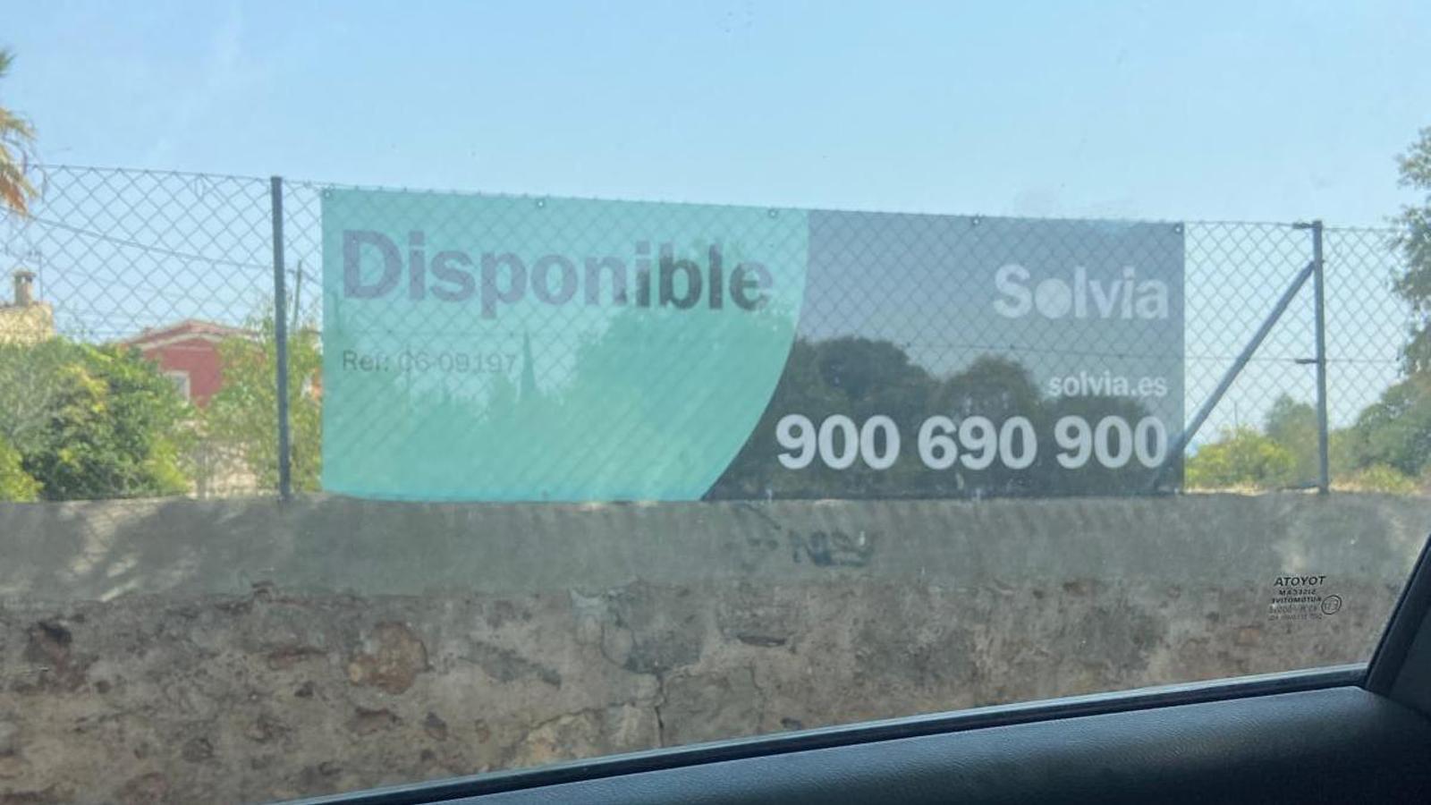 Tanca publicitaria al solar de can Pesquet.