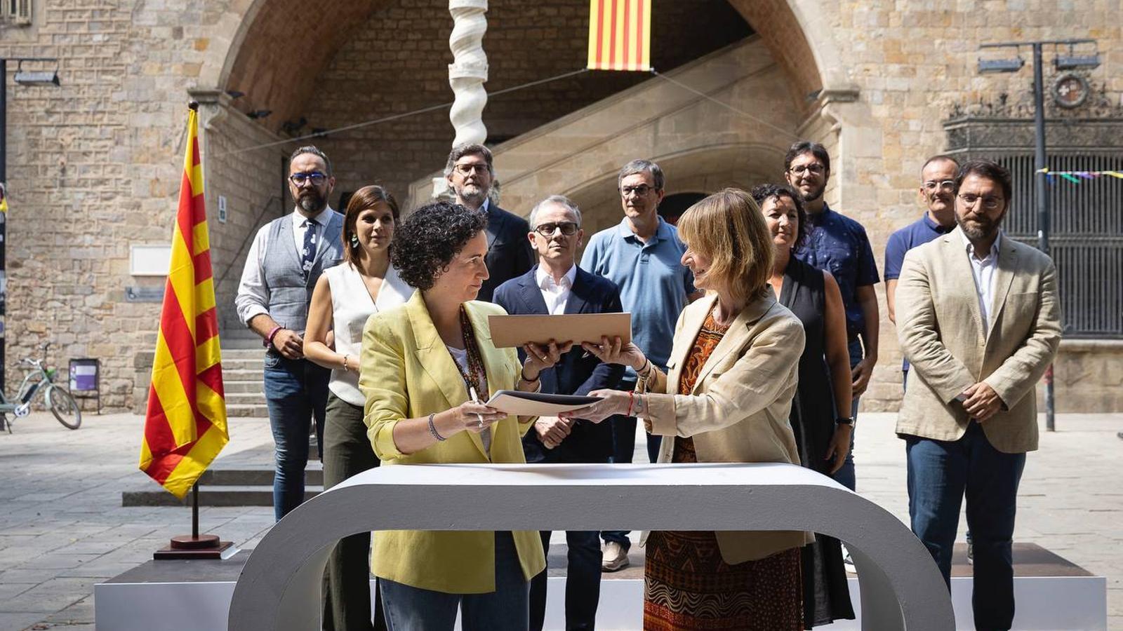 Marta Rovira and Lluïsa Moret sign the pact.