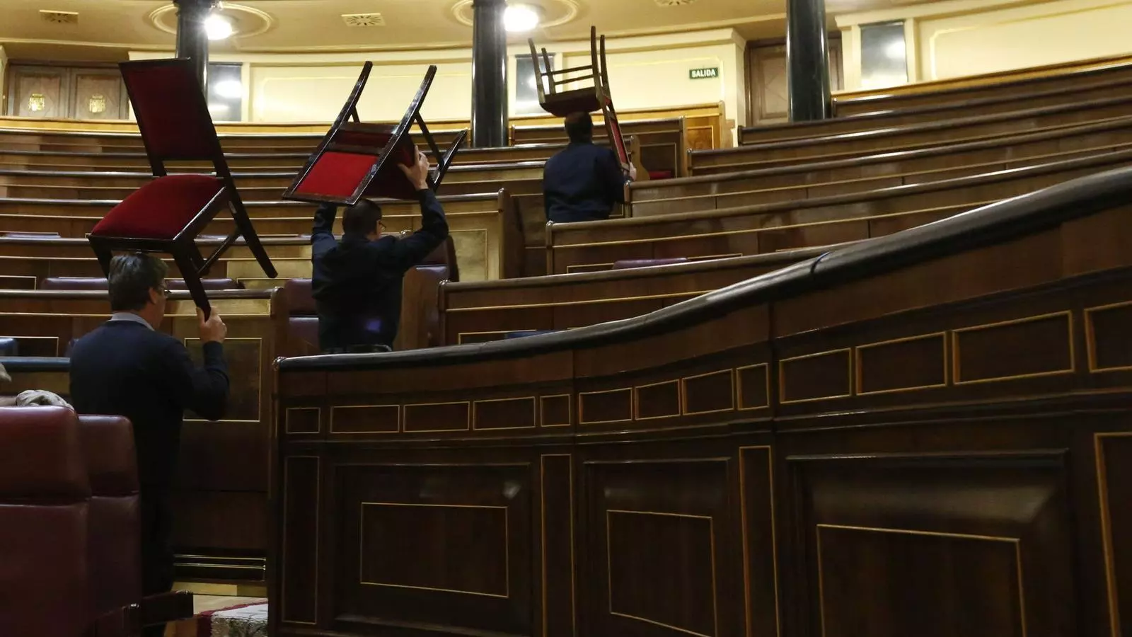 Treballadors del Congrés de Diputats ultimant els detalls per a la celebració, avui i demà, del debat de política general espanyola.