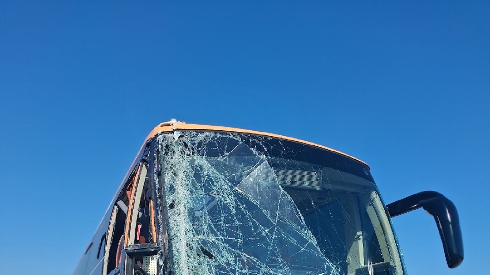 A minor injured in the collision of a bus with a truck on the AP-7 in Maçanet de la Selva