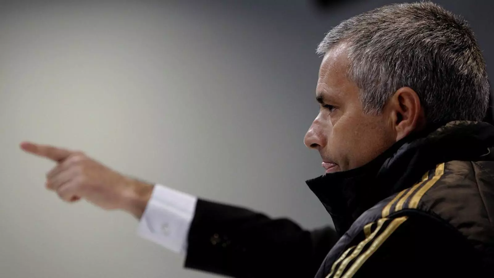 José Mourinho en una roda de premsa / JUANJO MARTÍN / EFE
