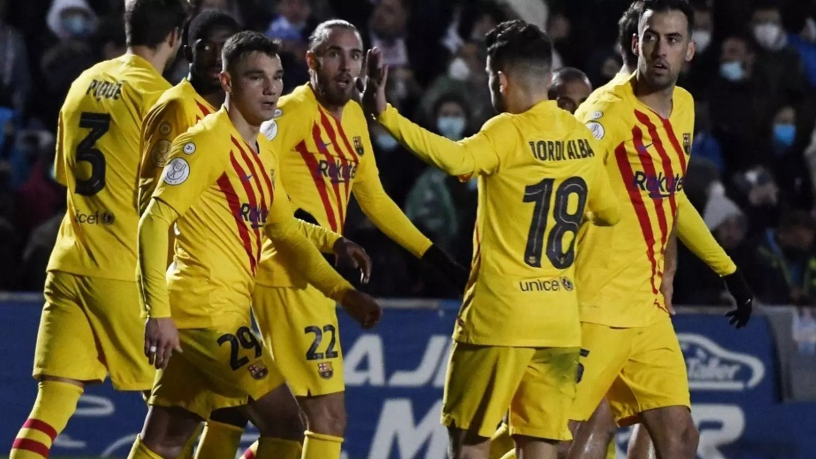 Els jugadors del Barça, celebrant el triomf a Linares