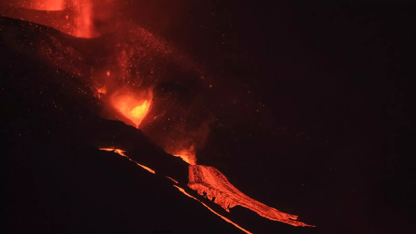 Una de las coladas de lava del volcán de La Palma ayer noche
