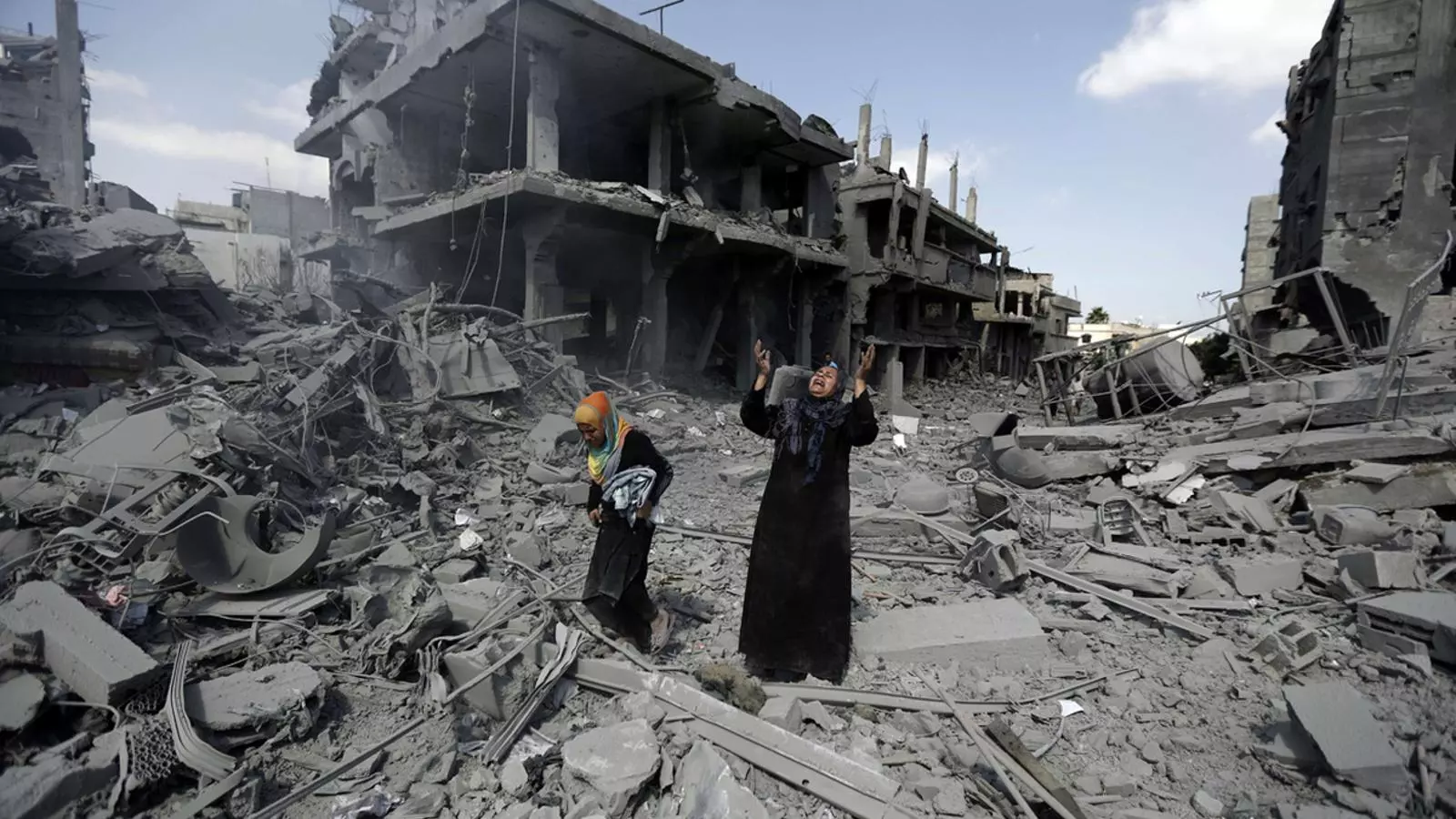Una dona palestina es troba enmig d'uns edificis destruïts al districte nord de Beit Hanun, a la Franja de Gaza. AFP PHOTO / MOHAMMED ABED