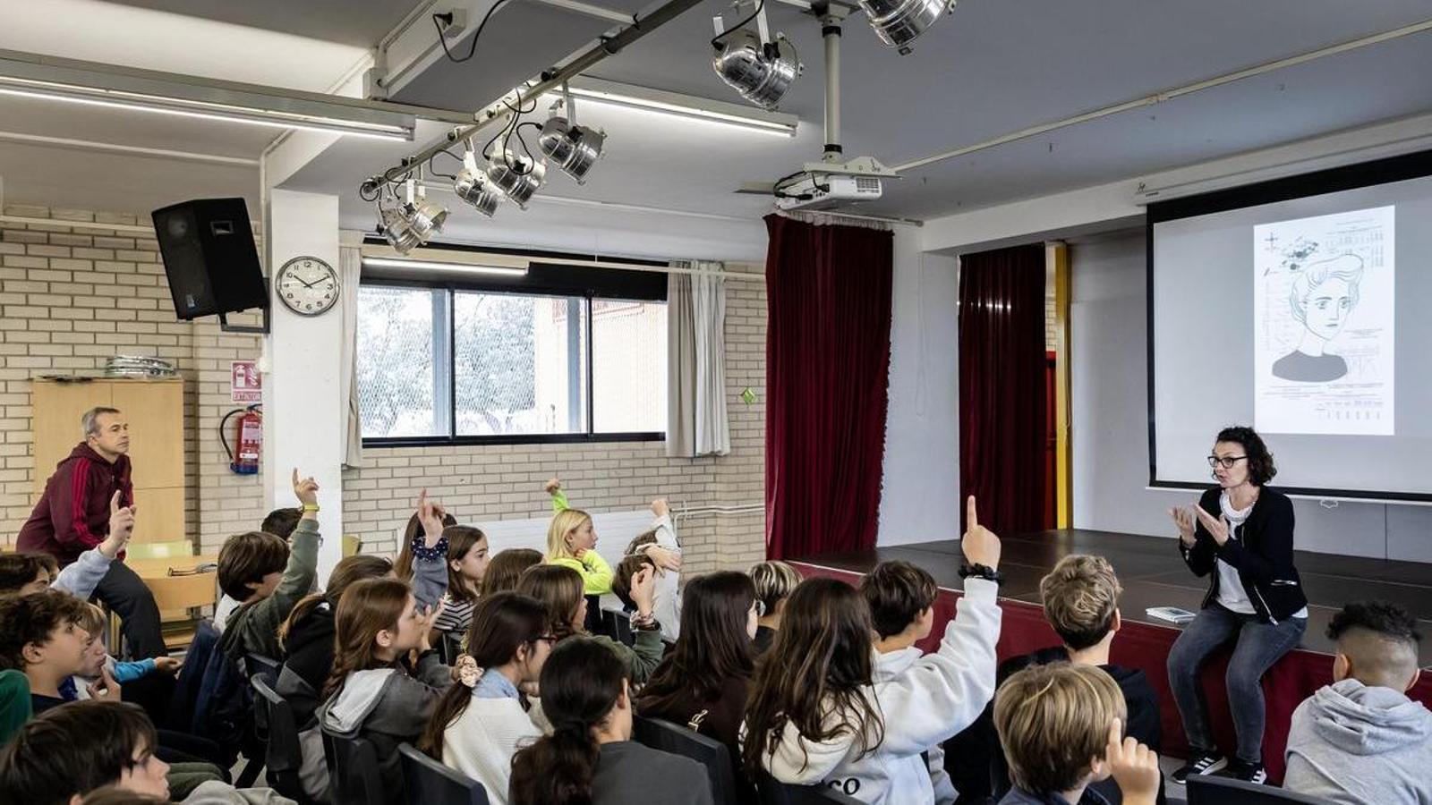 Alumnos haciendo clase en la escuela Marinada.