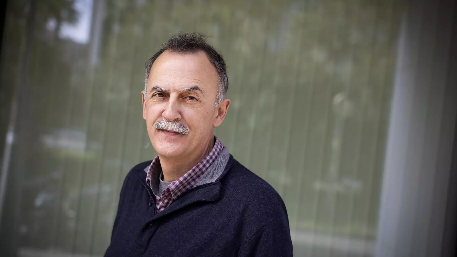 El periodista Toni Arbonès fotografiat a l'exterior de Catalunya Ràdio