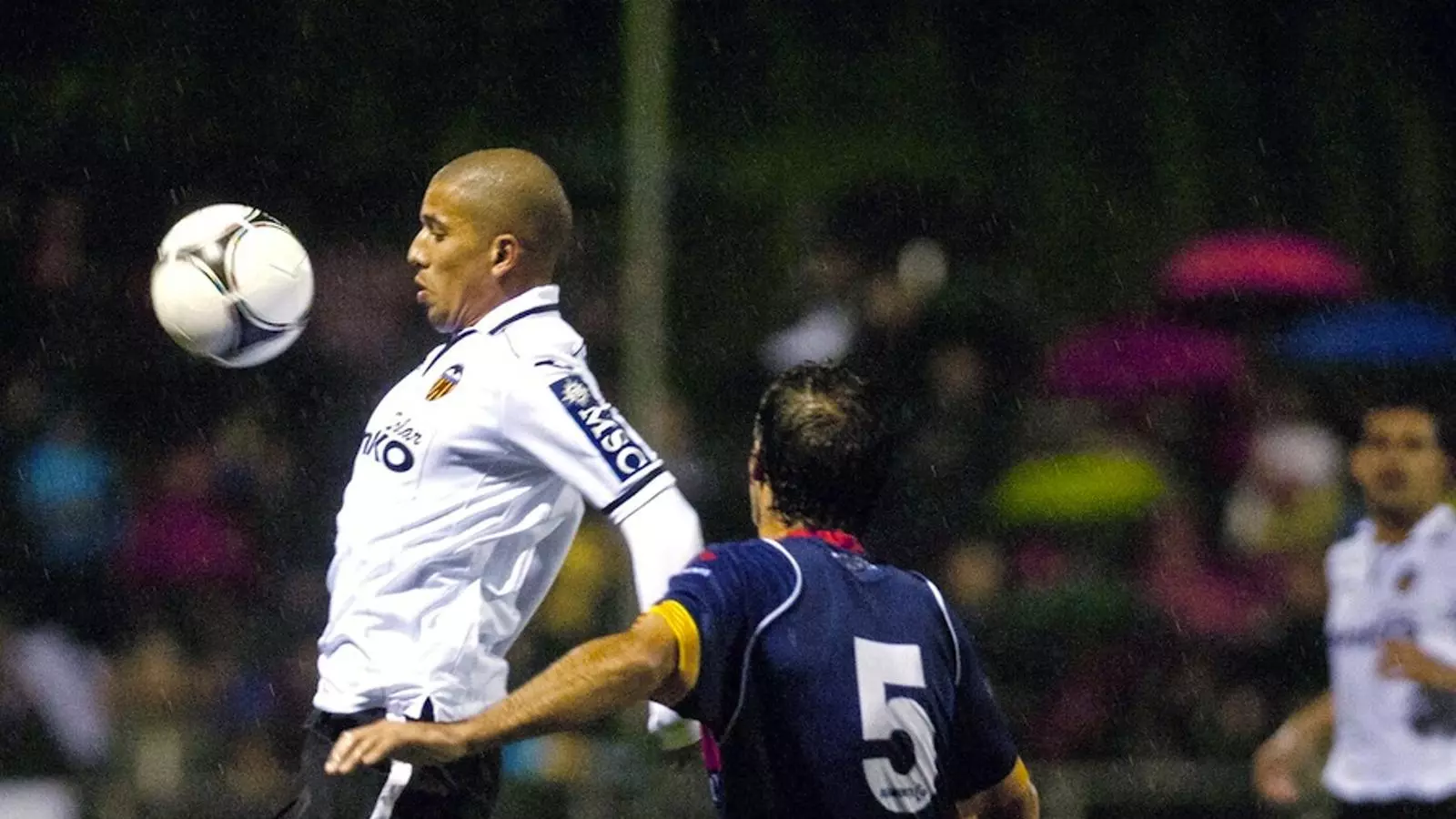 Feghouli controla una pilota davant Enric Pi durant el Llagostera-València