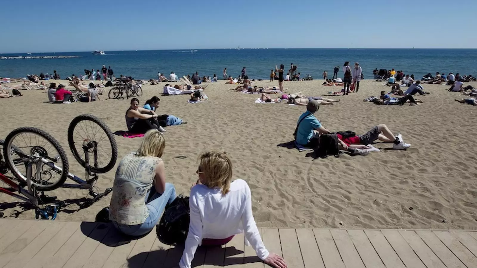 Un passeig en bici per la Barceloneta / ARA